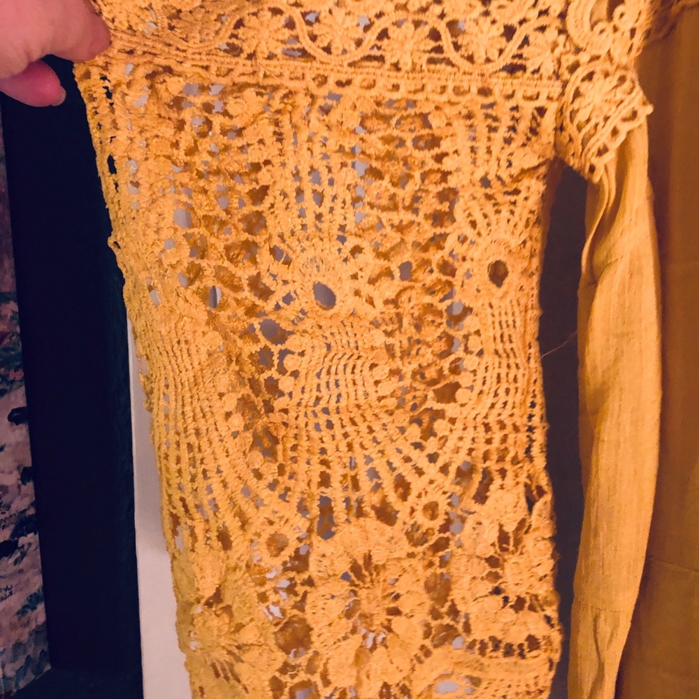 NWOT Yellow summer exposed shoulder top. - Picture 2 of 4